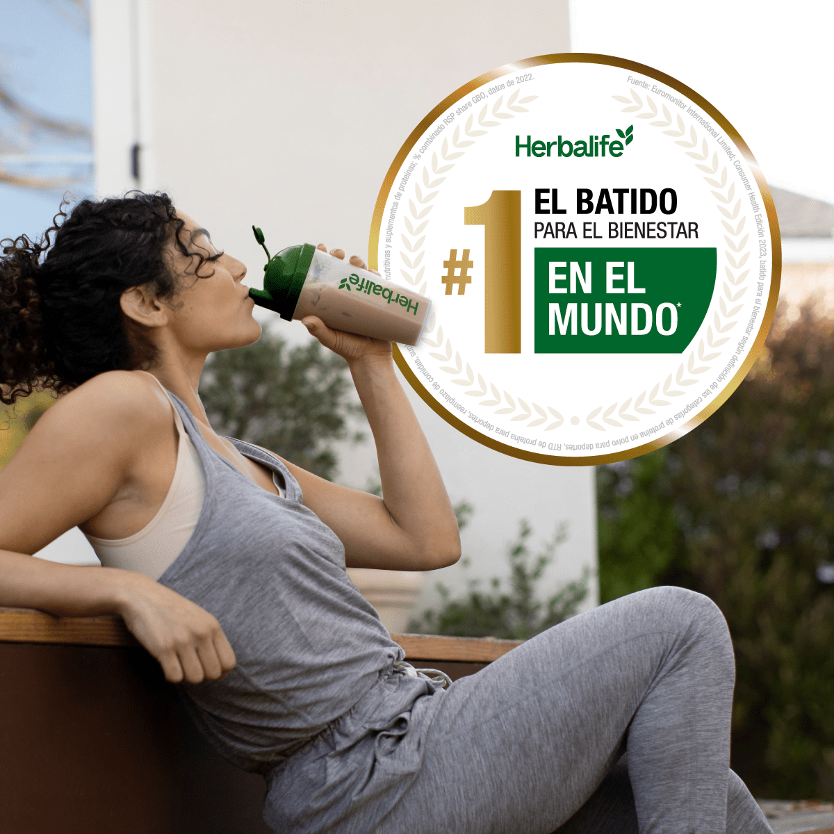 mujer tomando batidos de herbalife