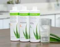 Imagen de los envases de Aloe Concentrado de Hierbas de Herbalife, bebida de aloe vera para apoyar la salud digestiva, en sus 3 sabores