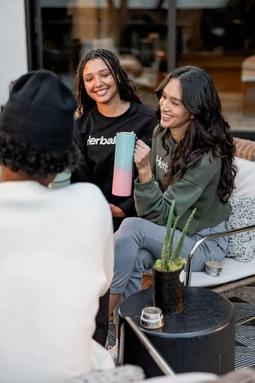 distribuidor de herbalife asesorando a cliente