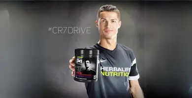 Cristiano Ronaldo mostrando el producto cr7 drive herbalife