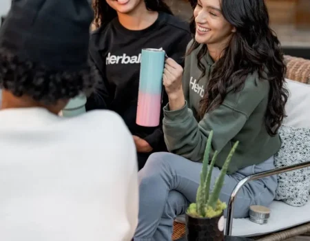 distribuidor de herbalife asesorando a cliente