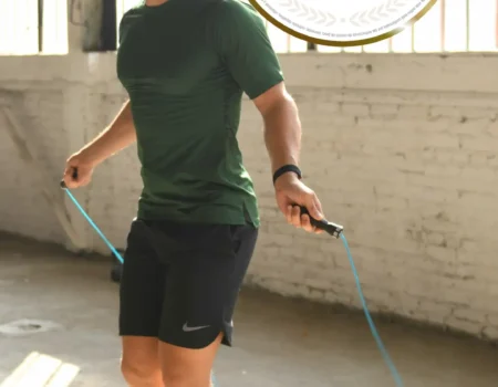 hombre saltando la cuerda con el logo herbalife marca de nutricion numero 1 en el mundo