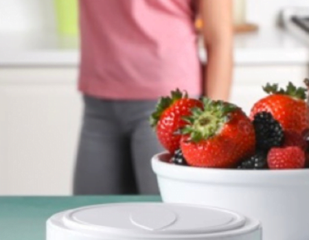mujer tomando un vaso de batidos y proteinas herbalife