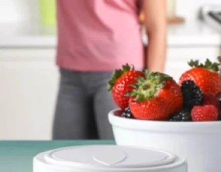 mujer tomando un vaso de batidos y proteinas herbalife