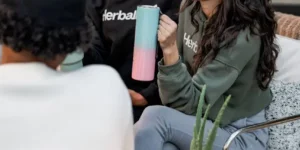 distribuidor de herbalife asesorando a cliente