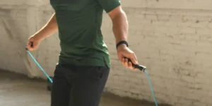 hombre saltando la cuerda con el logo herbalife marca de nutricion numero 1 en el mundo