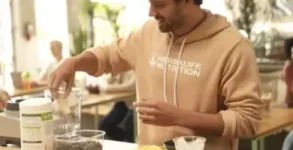 hombre consumiendo la nutricion especifica de herbalife