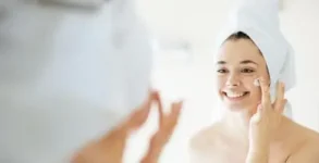 mujer aplicando productos para la piel, cuerpo y cabello herbalife