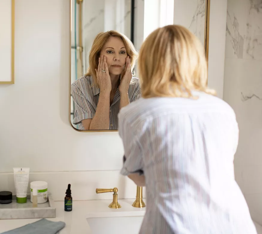 Mujer aplicando Sérum Reductor de Líneas Herbalife