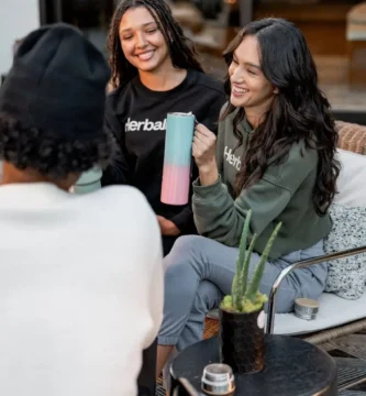 distribuidor de herbalife asesorando a cliente