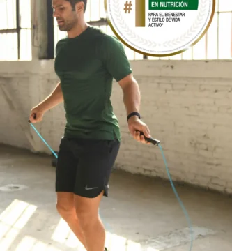 hombre saltando la cuerda con el logo herbalife marca de nutricion numero 1 en el mundo