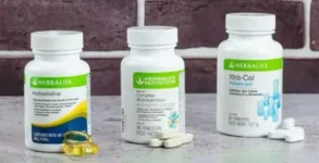 Envases de omega 3, calcio y vitaminas herbalife