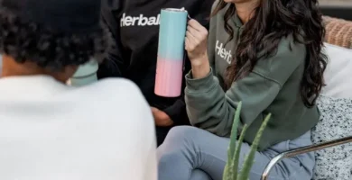 distribuidor de herbalife asesorando a cliente