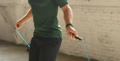 hombre saltando la cuerda con el logo herbalife marca de nutricion numero 1 en el mundo
